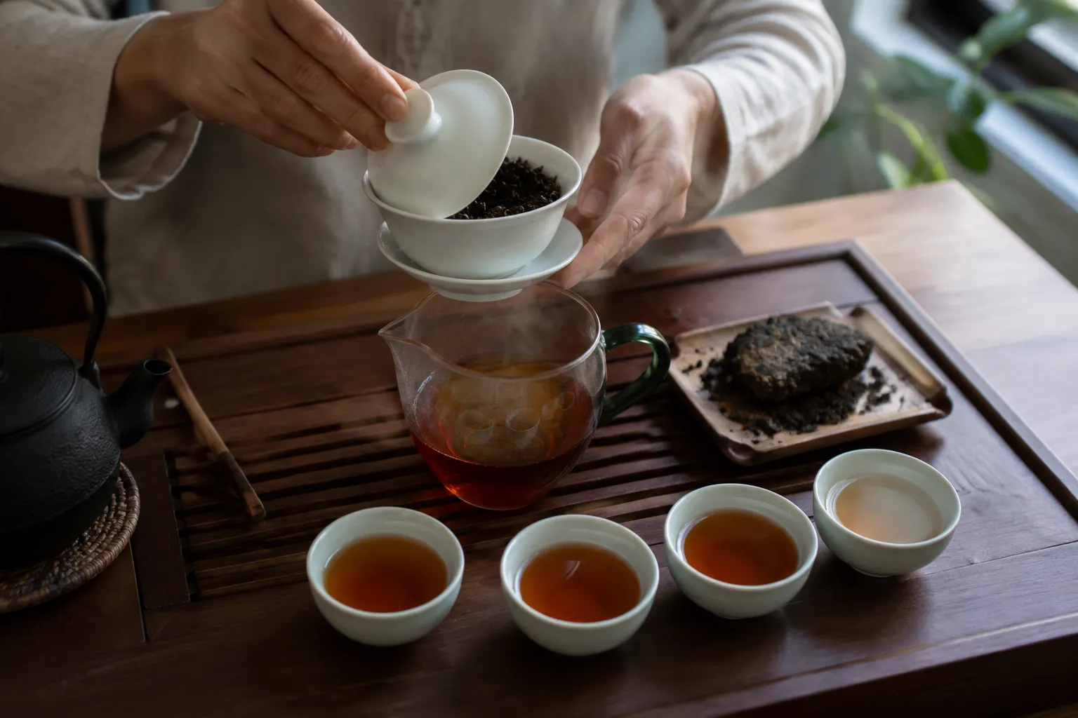 How to Share a Dark Tea Brick Piece During a Guest Session
